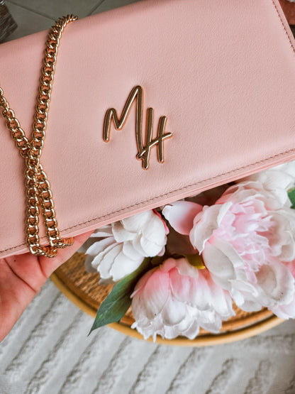 Mel Style pink leather bag with gold chain and fresh flowers